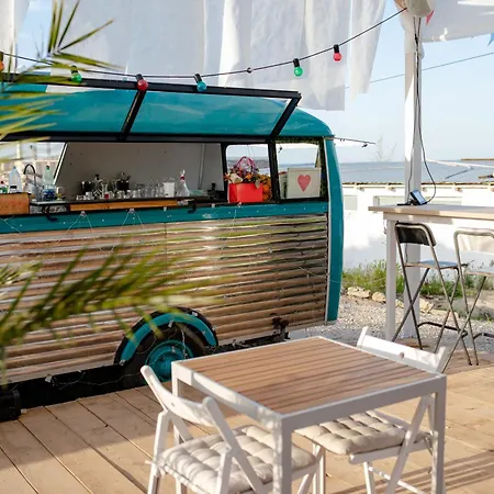 Seaside Tiny House Village * 旧瓦马