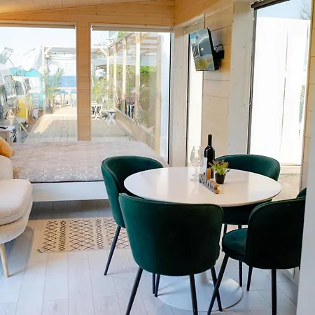 Seaside Tiny House Village * 旧瓦马